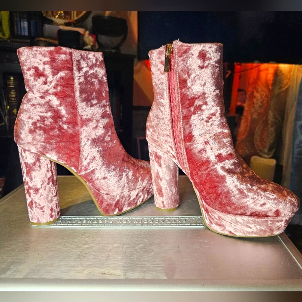 Rouge Helium pink boots